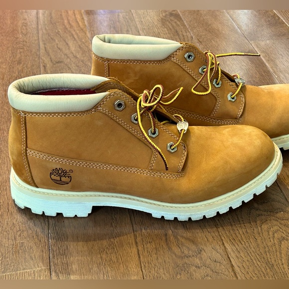 TIMBERLAND s9.5 ladies hiking boots-Worn once! Waterproof suede w/white soles - Picture 2 of 11